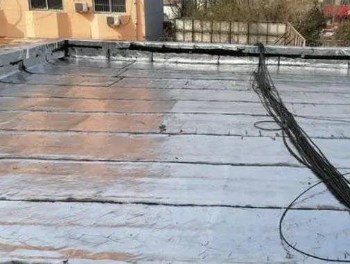 齐齐哈尔市卫生间漏水维修公司分享下齐齐哈尔市屋面楼顶防水刚性防水层施工要点。